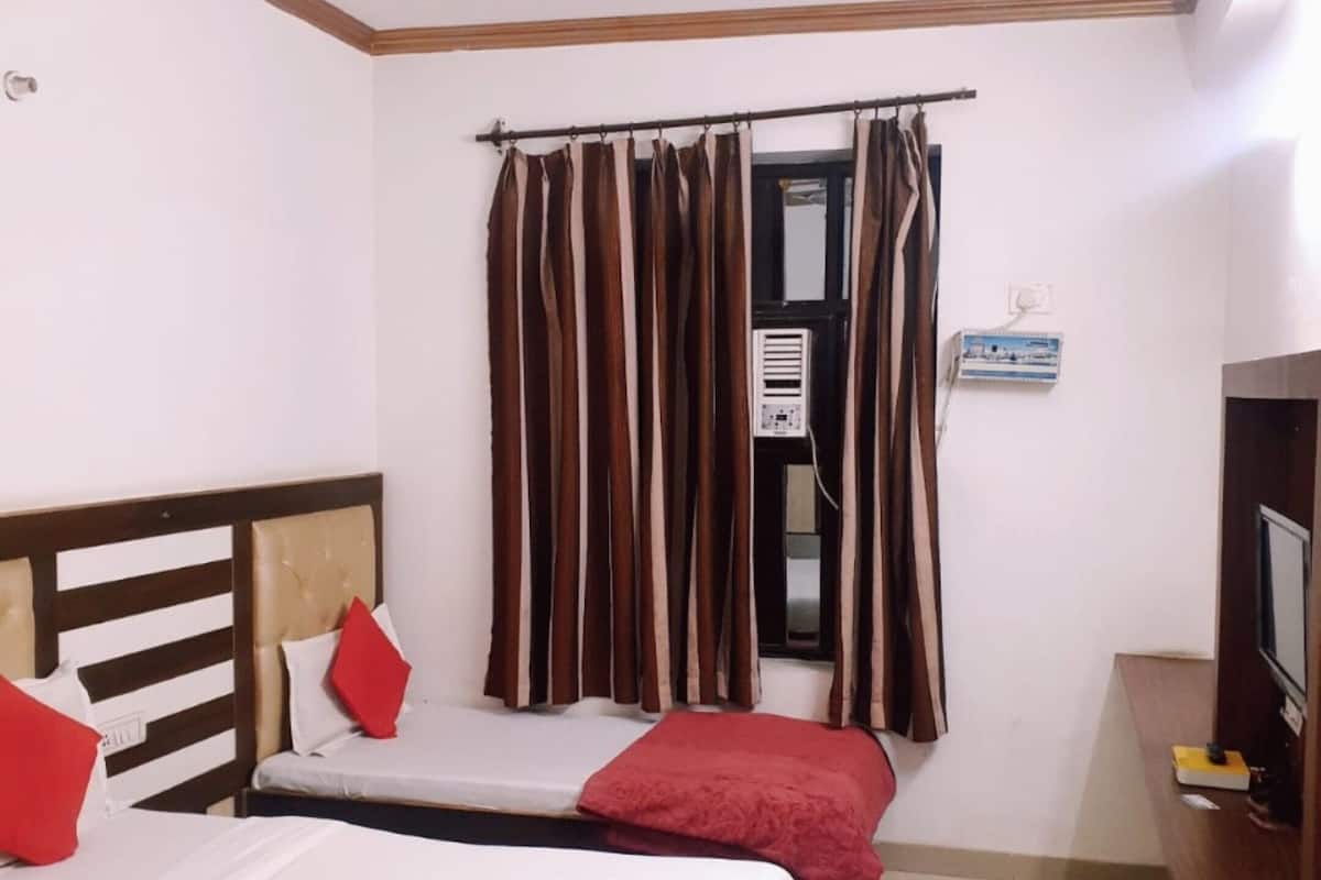 Deluxe Triple Room, City View | Free WiFi, bed sheets