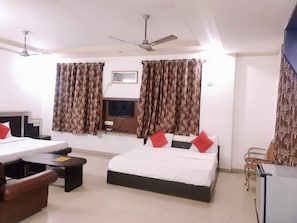 Firemannsrom – deluxe, byutsikt | Wi-fi (inkludert) og sengetøy