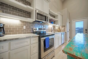 冷蔵庫、電子レンジ、オーブン、コンロ