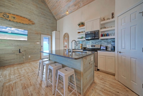 Sleeps 22 | 3 Homes w/ Boat Dock + Waterfront Pool | Laguna Village Sanctuary