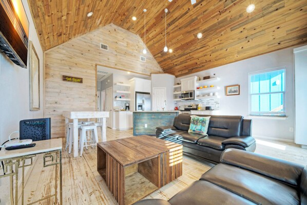 Smart TV - Sleeps 46, 6 Homes | Private Boat Dock, Waterfront Pool, Views | Laguna Village (Corpus Christi)