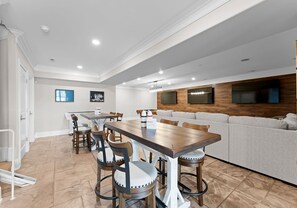 Dining - Sunset Pointe by AvantStay | Waterfront, Beach, Fire Pit | Sleeps 14 | 5BDR 4BA (Troutman)