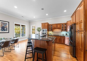 Fridge, microwave, oven, stovetop - Sunset Pointe by AvantStay | Waterfront, Beach, Fire Pit | Sleeps 14 | 5BDR 4BA (Troutman)