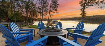 Sunset Pointe by AvantStay | Waterfront, Beach, Fire Pit | Sleeps 14 | 5BDR 4BA