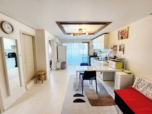 Un appartement moderne comprenant une cuisine, un coin repas et un espace de vie.