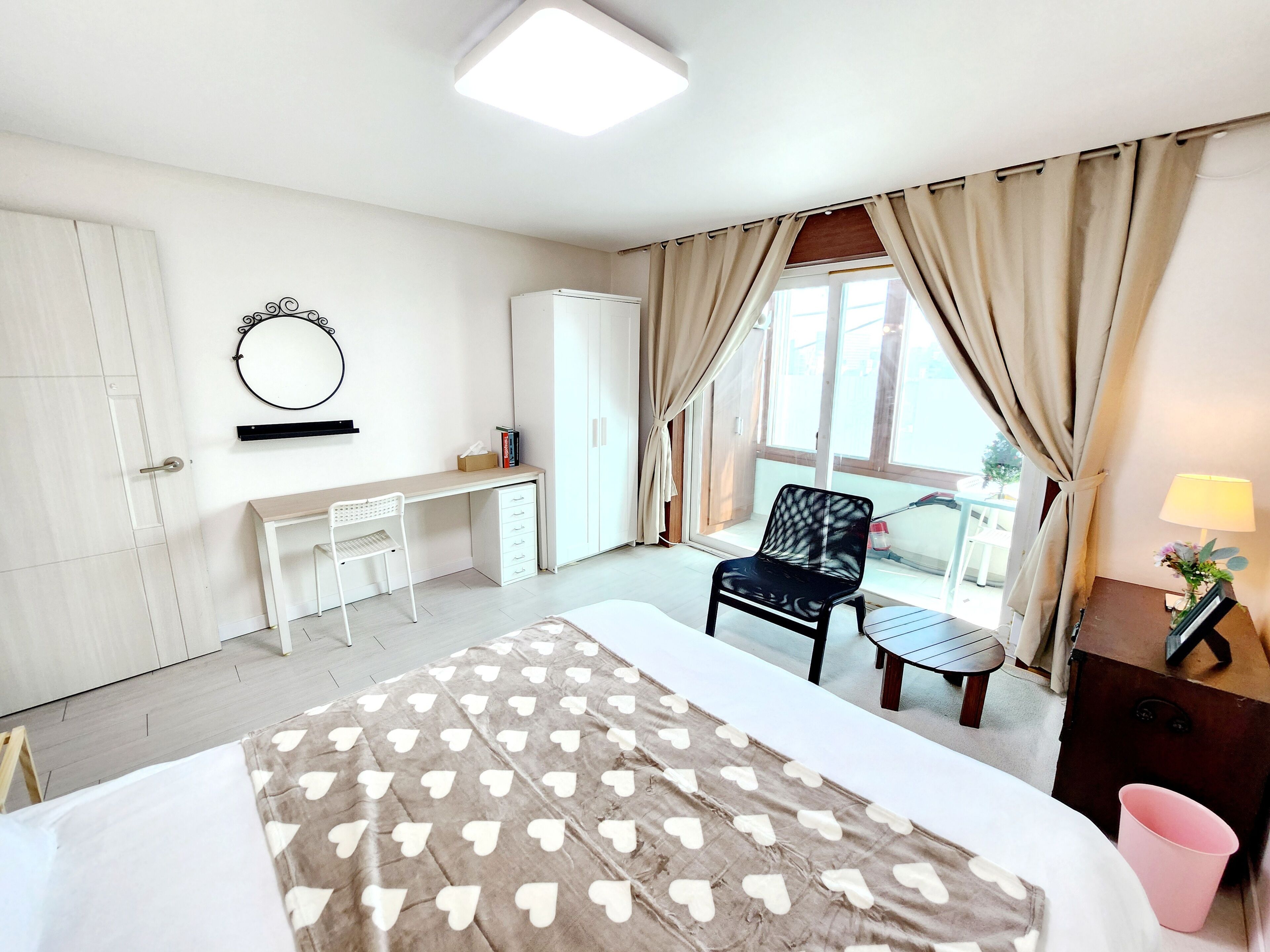 Iron/ironing board, WiFi, bed sheets