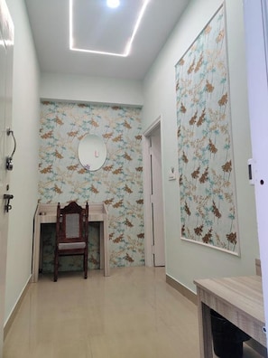 1BHK | Cofres nos quartos, escrivaninha, ferros/tábuas de passar roupa