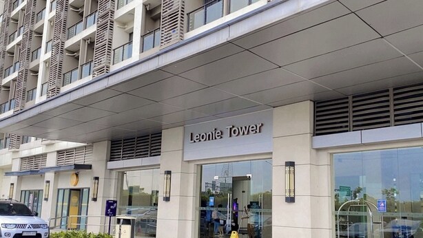 A modern building with a sign reading "Leonie Tower." - Sky House Bsd By Mizu Rooms (Pagedangan)