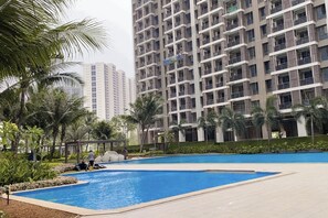 Outdoor pool - Sky House Bsd By Mizu Rooms (Pagedangan)