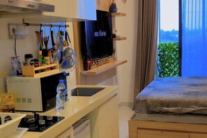 1 Bedrooms | Free WiFi, bed sheets - Sky House Bsd By Mizu Rooms (Pagedangan)
