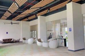 Lobby sitting area - Sky House Bsd By Mizu Rooms (Pagedangan)