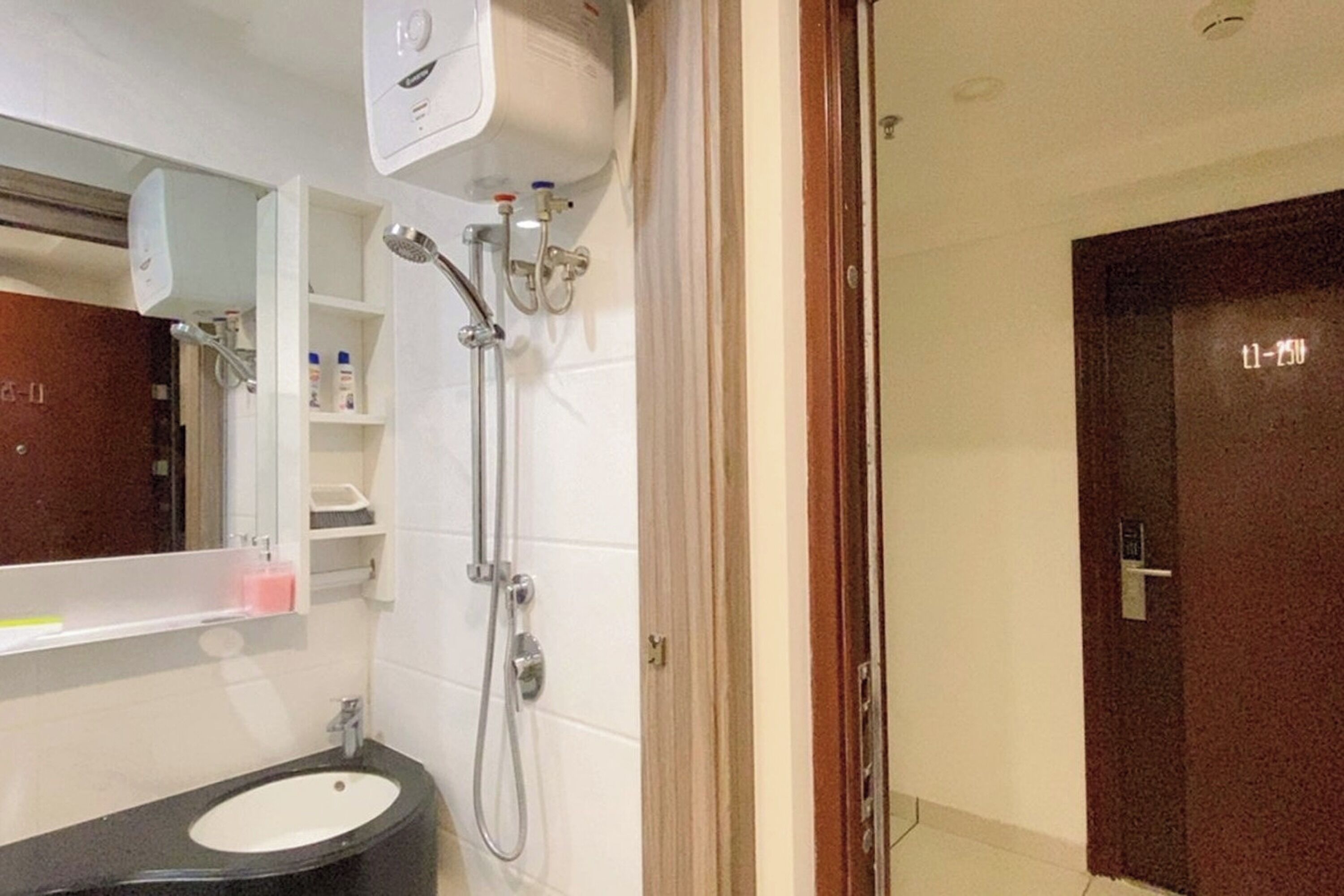 Un baño con lavabo, espejo y ducha.