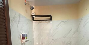 Suite ejecutiva | Baño | Regadera, regadera tipo lluvia, amenidades de baño gratuitas 