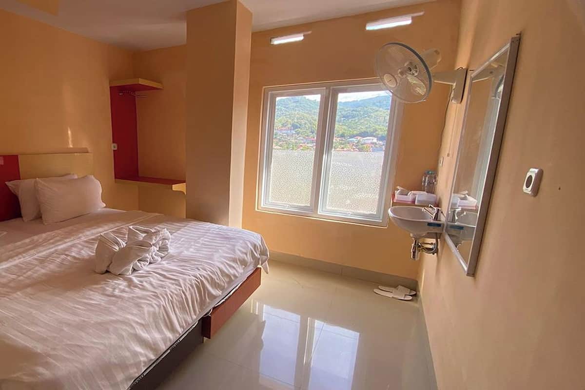 1 bedroom, desk, iron/ironing board, rollaway beds