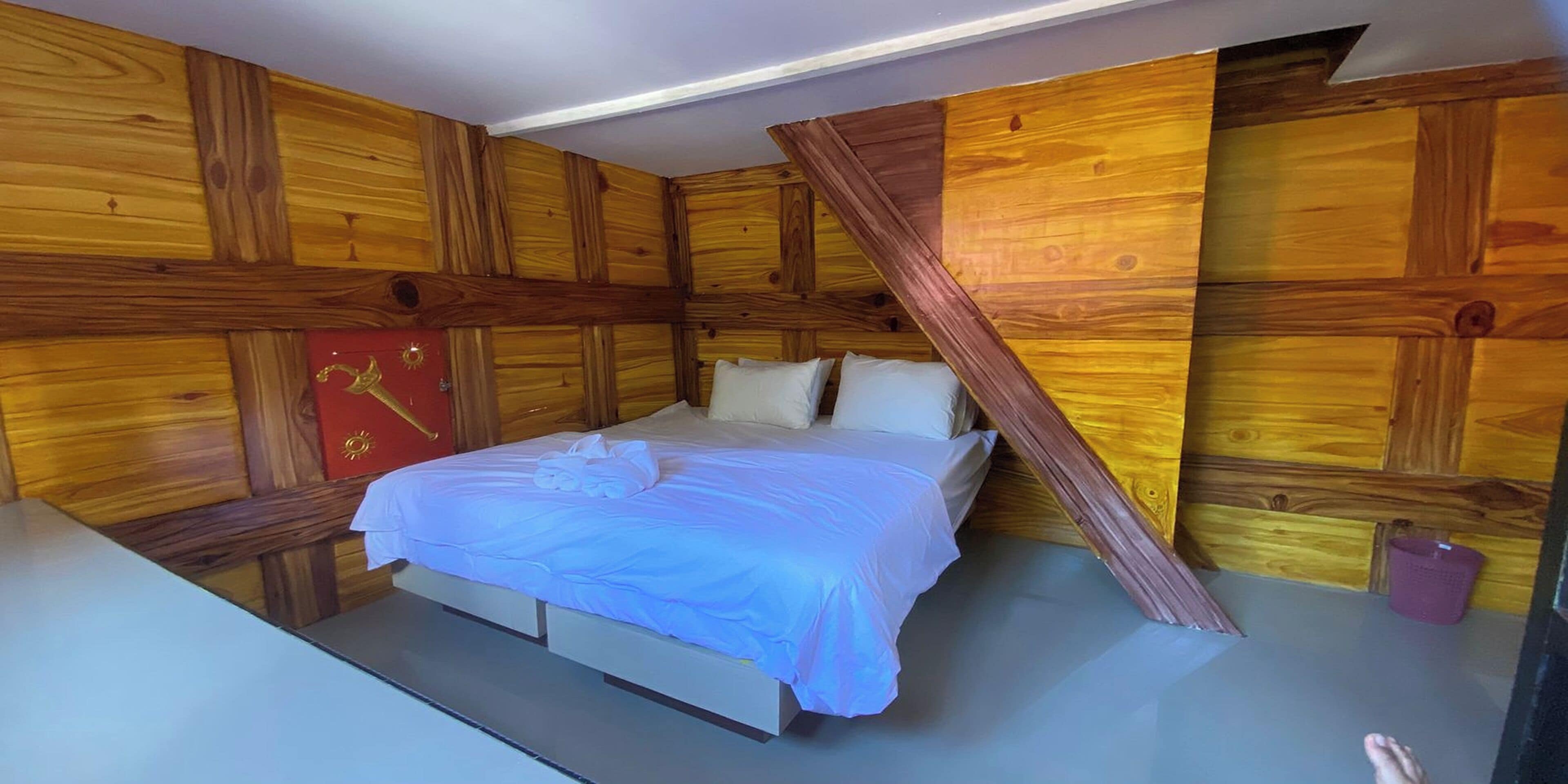 TONGKONAN PRESIDENT | Desk, iron/ironing board, rollaway beds, free WiFi