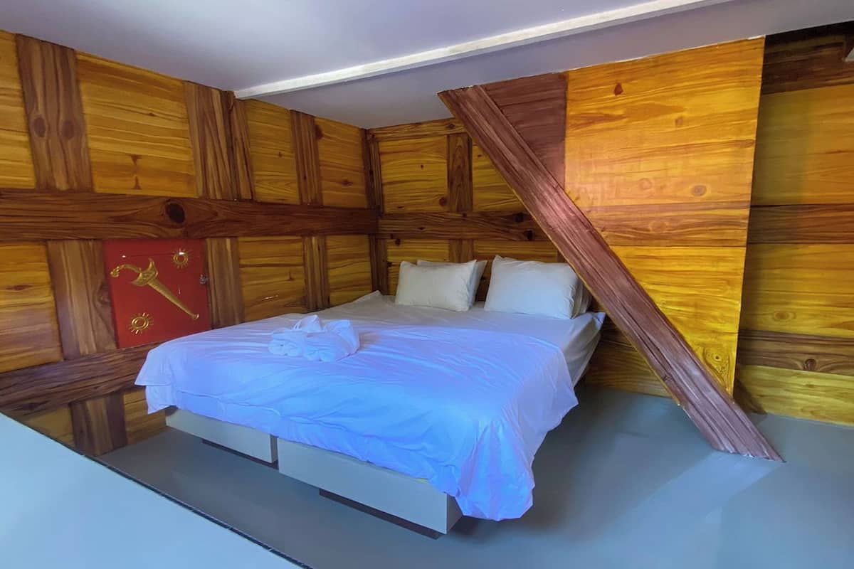 TONGKONAN PRESIDENT | Desk, iron/ironing board, rollaway beds, free WiFi