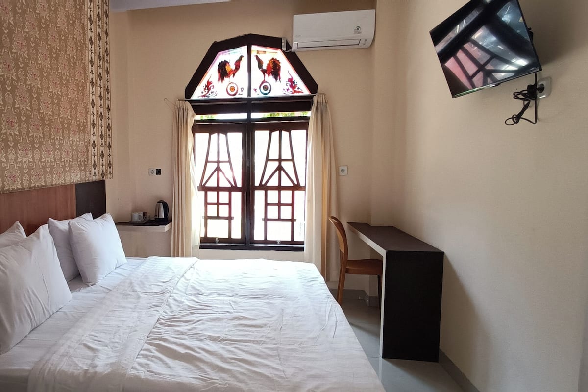 Desk, iron/ironing board (on request), rollaway beds (surcharge)