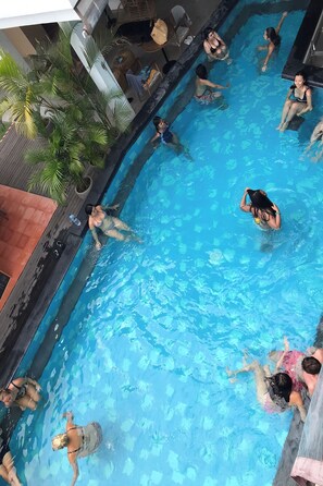 Outdoor pool - Coco & Pineapple Pants Hostel (Canggu)