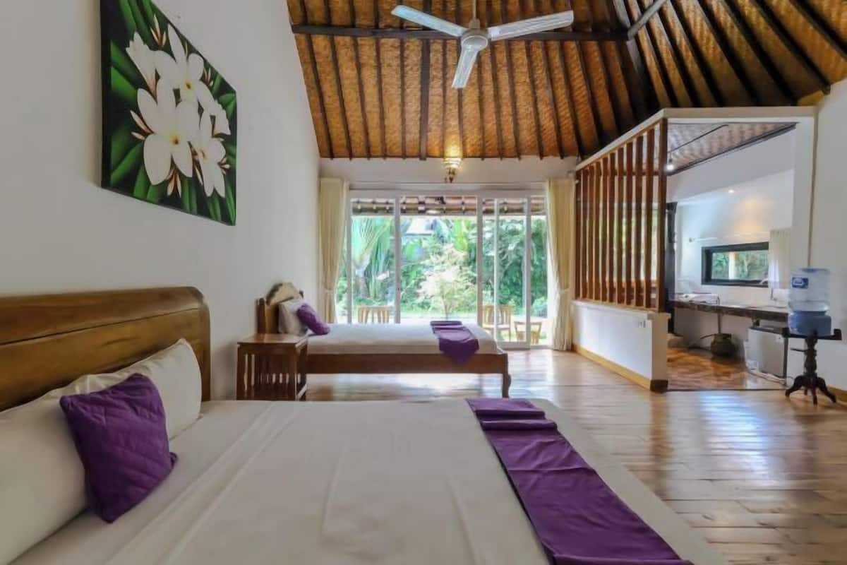 Desk, free WiFi, bed sheets
