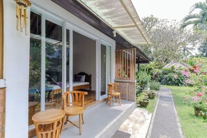 Superior Room (1 double bed, 1 Single bed) pool view | Hiên