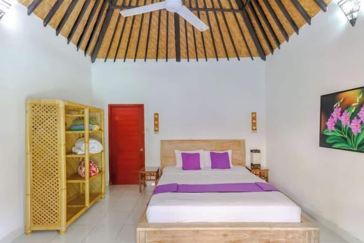 Desk, free WiFi, bed sheets