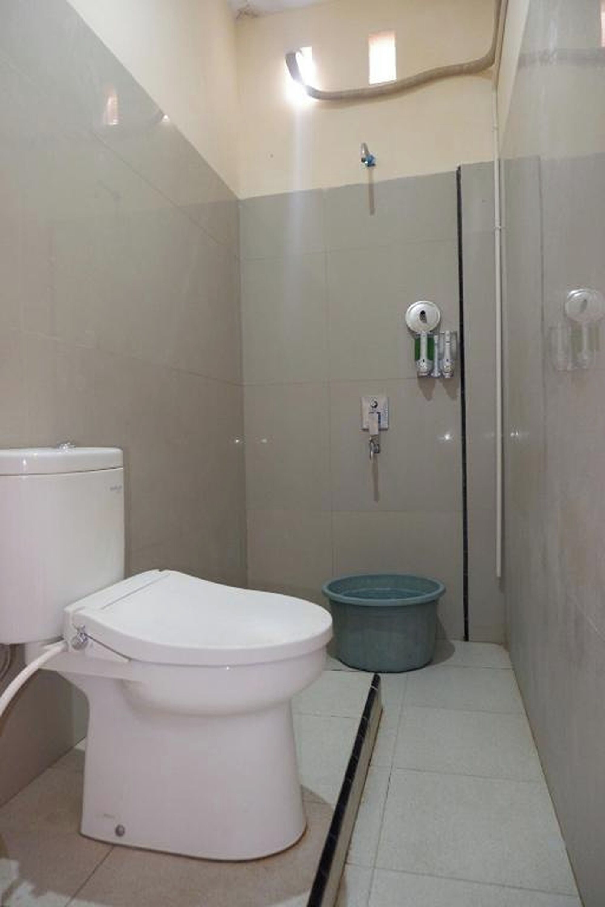 Un baño pequeño con azulejos, que incluye inodoro, ducha y bidé.