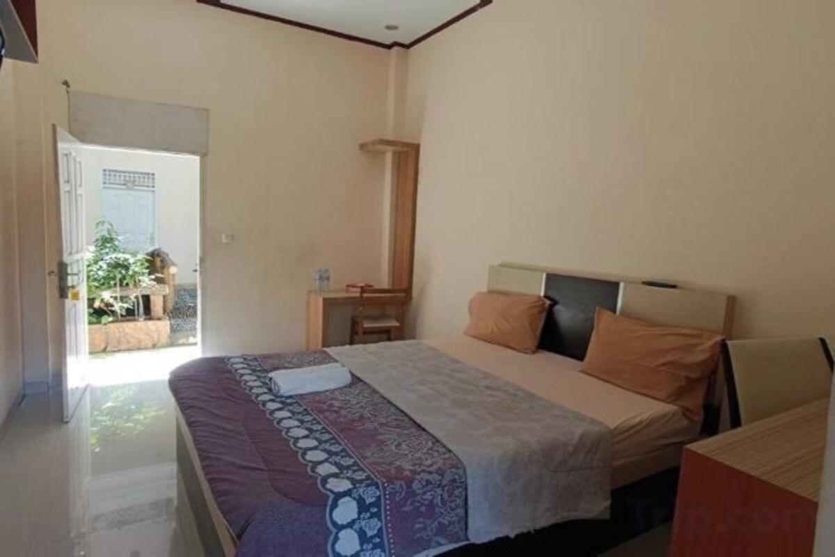 Desk, WiFi (free), bed sheets