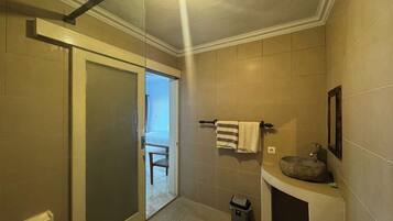Deluxe-Zimmer | Badezimmer | Kostenlose Toilettenartikel, Handtücher