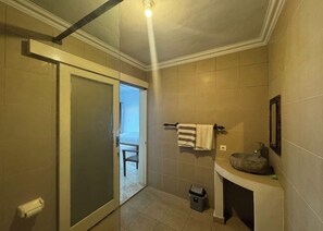 Habitación Deluxe | Baño | Artículos de higiene personal gratuitos y toallas