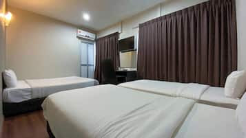 Family Room | Desk, free WiFi, bed sheets