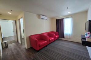 Suite supérieure | Aire de séjour | Téléviseur ACL de 32 po avec télévision par câble