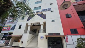 A building with a sign reading "SERI WARISAN" and a "TO" sign indicating a direction. - Hotel Seri Warisan Melaka, Stadium Hang Tuah (Malacca City)