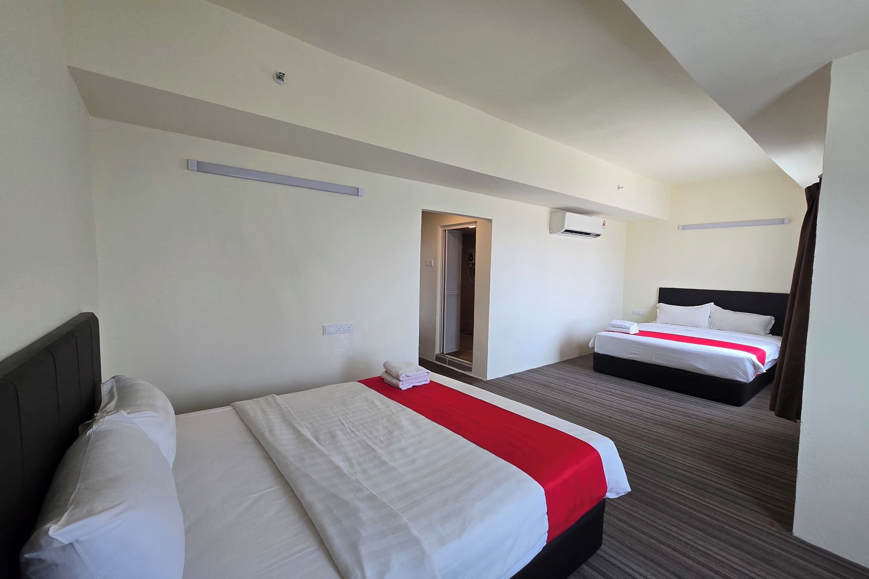Deluxe Suite | Desk, iron/ironing board, free WiFi, bed sheets