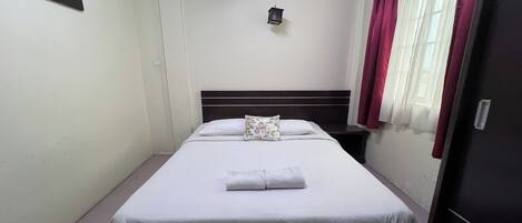 Deluxe Room | 1 bedroom, desk, iron/ironing board, free WiFi