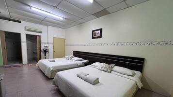 Family Room | Desk, iron/ironing board, free WiFi, bed sheets