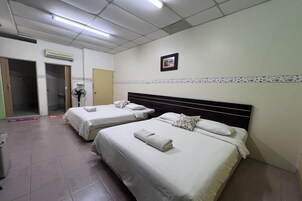 Escritorio, tabla de planchar con plancha, wifi gratis y ropa de cama 