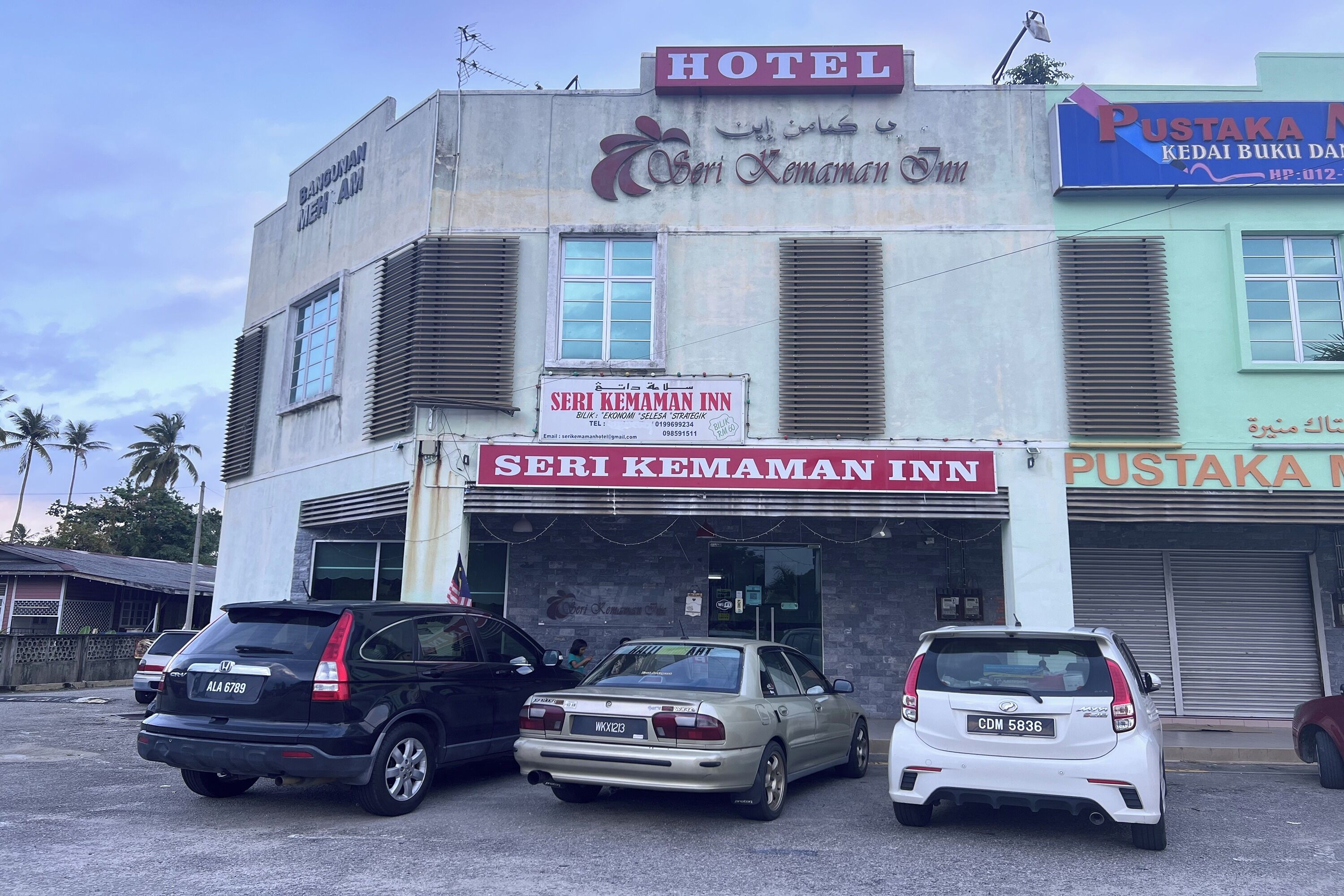 A hotel named SERI KEMAMAN INN with a signboard indicating its name and contact information.