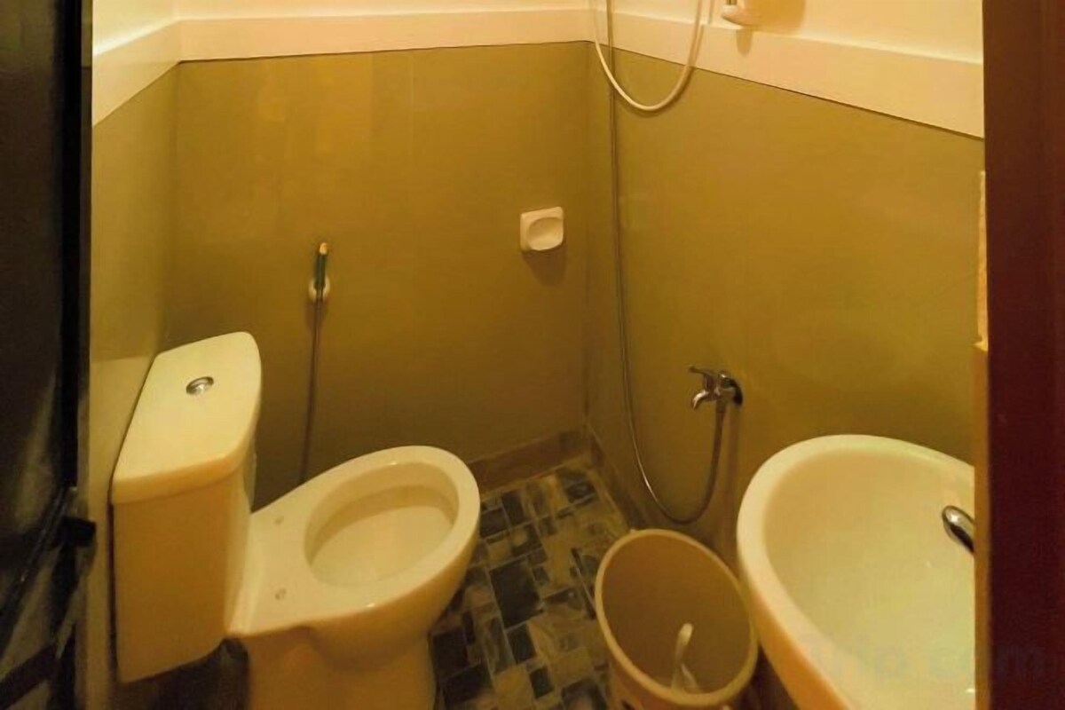 Bathroom | Shower, rainfall showerhead, free toiletries, hair dryer