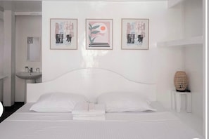 Deluxe Room | Iron/ironing board, free WiFi, bed sheets