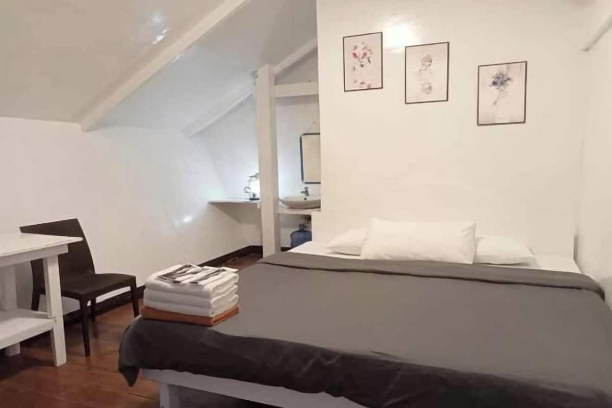 Iron/ironing board, free WiFi, bed sheets