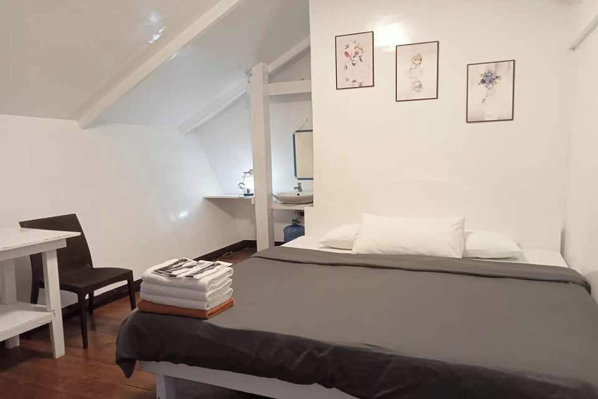 Tabla de planchar con plancha, wifi gratis y ropa de cama
