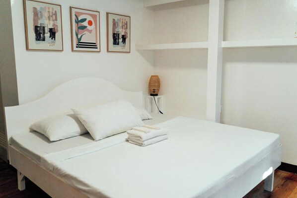 Iron/ironing board, free WiFi, bed sheets