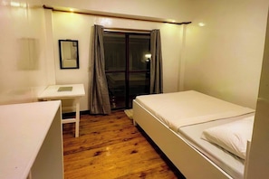 Habitación estándar | Tabla de planchar con plancha, wifi gratis, ropa de cama