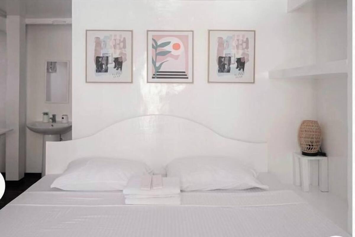 Iron/ironing board, free WiFi, bed sheets