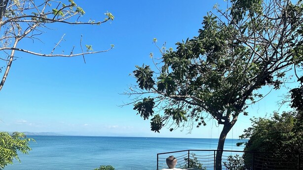 A clear blue sky, a swimming pool, and a view of the sea. - Uli Cliffhouse (Dasol)