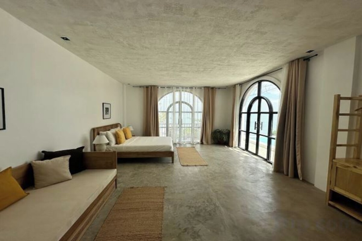 Deluxe Pool Suite