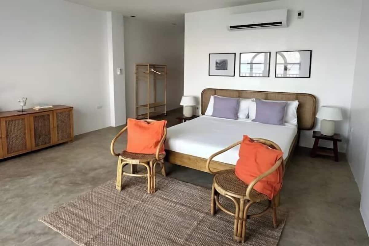 Desk, WiFi (free), bed sheets