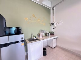 2 Bedrooms House | Cocina privada | Frigorífico grande, microondas y hervidor eléctrico