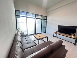 2 Bedrooms House | Zona de estar | Smart TV de 32 pulgadas con canales por satélite