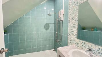 2 Bedrooms House | Badezimmer | Dusche, Regendusche, kostenlose Toilettenartikel, Haartrockner